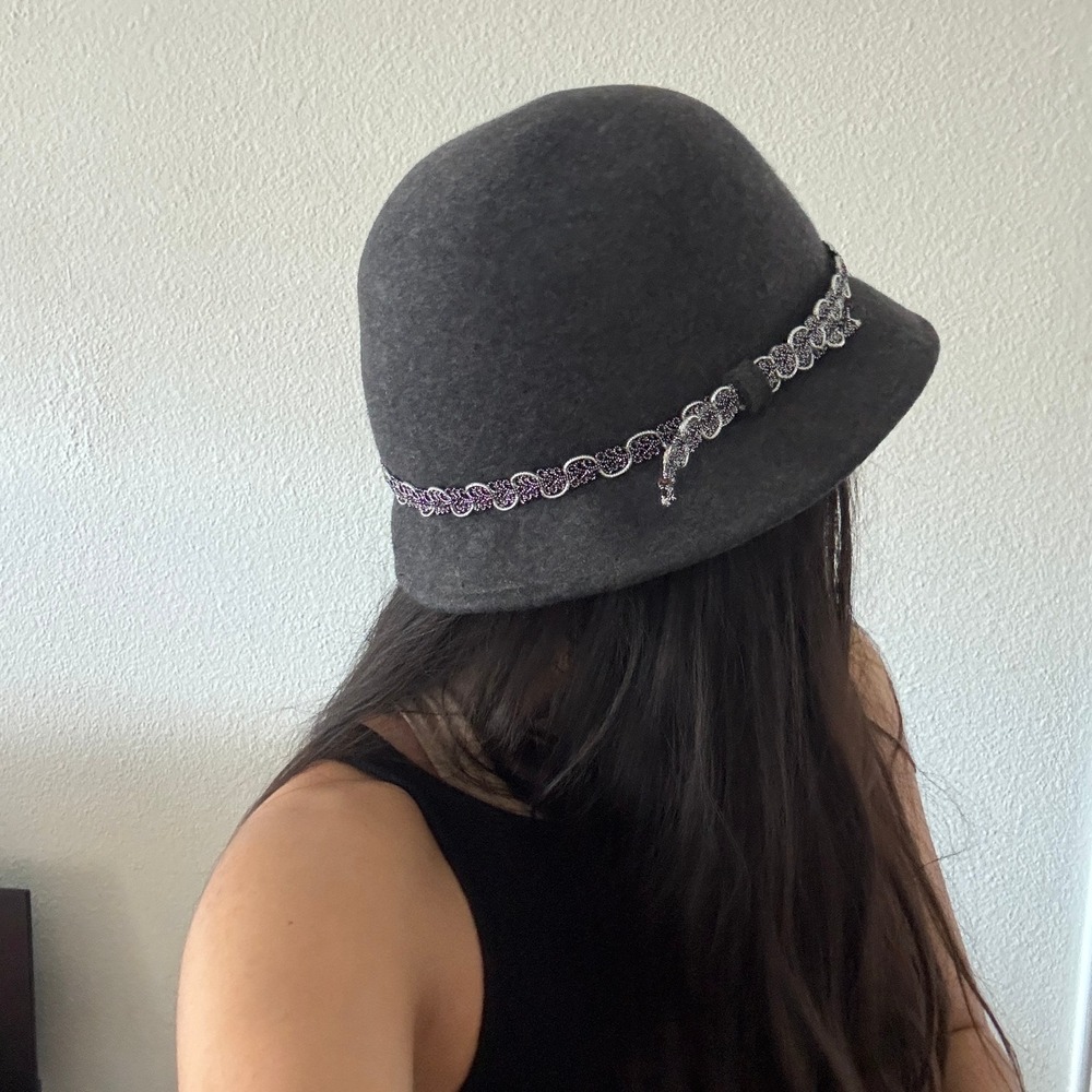 Vintage 20s Style Gray 100% Wool Cloche Hat Silver Metallic Trim Gatsby Art Deco